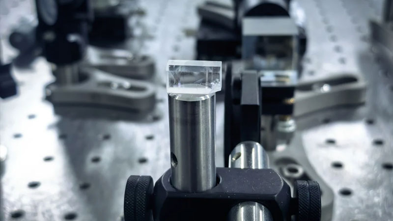 В Китае разработали компактный твердотельный лазер для доступа к ранее недоступному VUV‑диапазону, открыв новые возможности в научных исследованиях, космических технологиях и производстве чипов