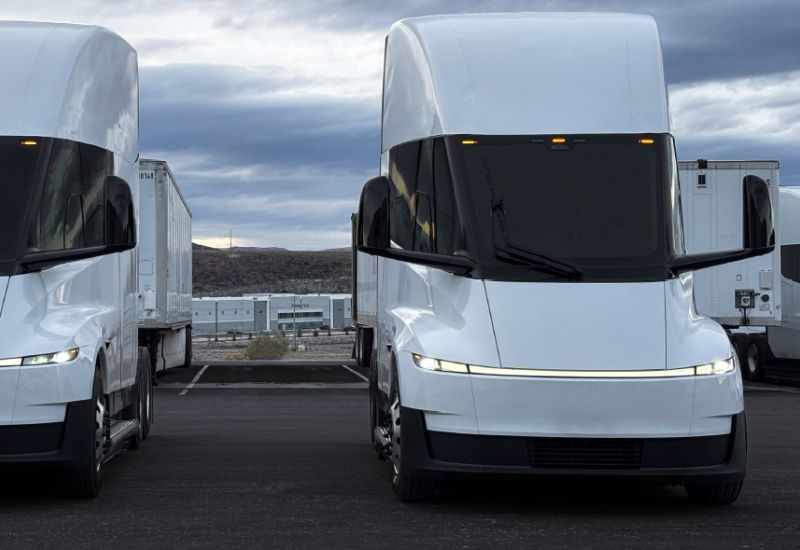 Цена электрических грузовиков Tesla Semi оказалась значительно выше заявленной, но всё ещё ниже у конкурентов.