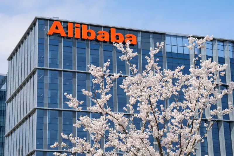 Alibaba в четвертом квартале превысила прогнозы, но чистая прибыль упала на 66 % и разочаровала инвесторов.