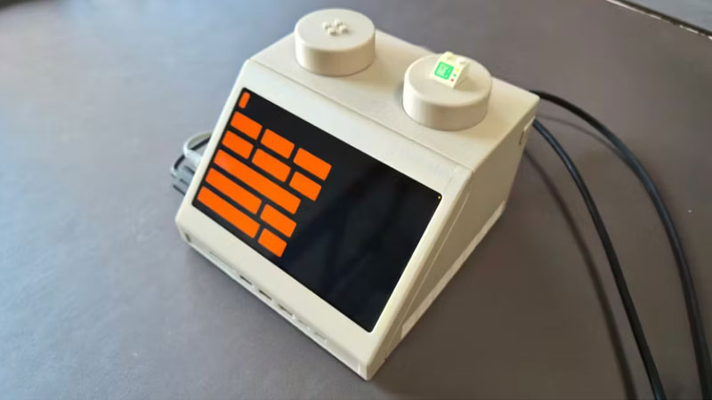 Mac mini спрятали в расширенном LEGO‑кирпиче, оформленном как терминал 1970‑х годов