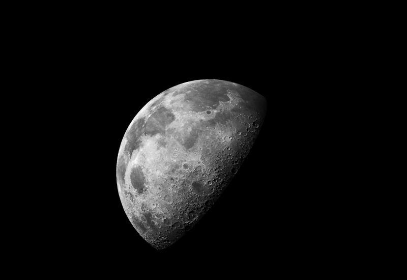 Илон Маск планирует возводить спутниковую сеть для ИИ на Луну, используя гигантскую катапульту для запуска.