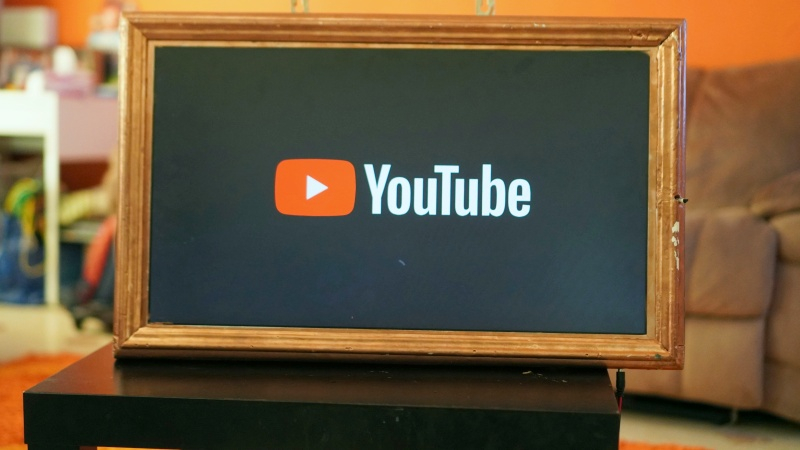 YouTube усилил конфликт с рекламными блокерами, начиная удалять комментарии и описания видео пользователей.