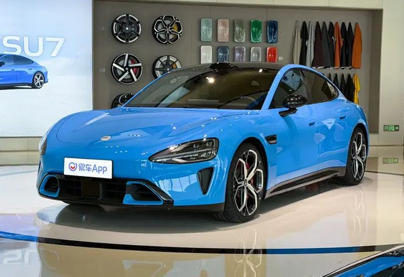 Xiaomi SU7 после обновления дизайна выглядит по‑новому и обещает запас хода до 902 км.