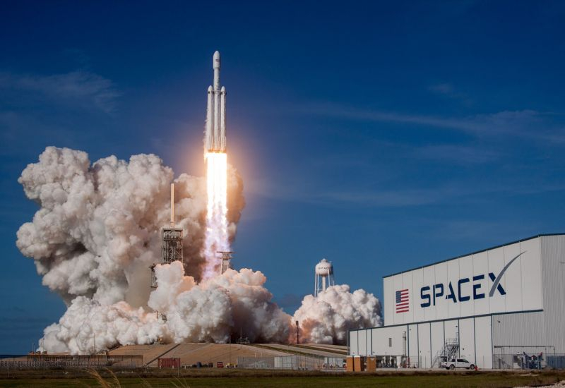 Илон Маск собирается соединить SpaceX с Tesla, но это почти не удастся сделать.