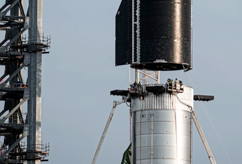 Работник компании SpaceX умер на стройплощадке всего за несколько дней до старта Starship, разыскивается причина происшествия.