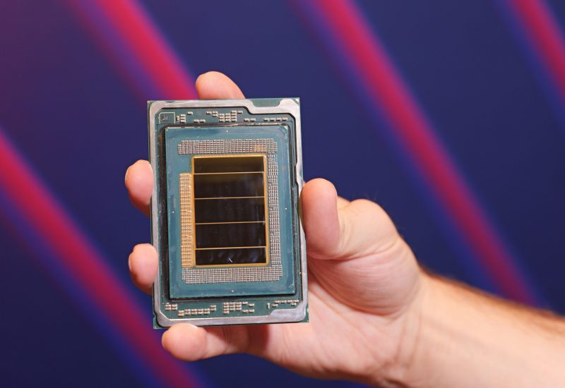 Цена акций Intel выросла почти на 25 %, подтолкнув рынок, и теперь стоимость Nvidia достигла 5 триллионов долларов.