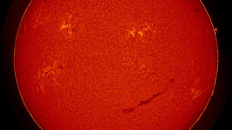 Солнце стало огромным смайликом, который улыбается нам сверху.