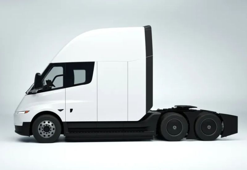 Грузовики Tesla Semi оснащены аккумуляторами с меньшей ёмкостью, но их дальность остаётся неизменной