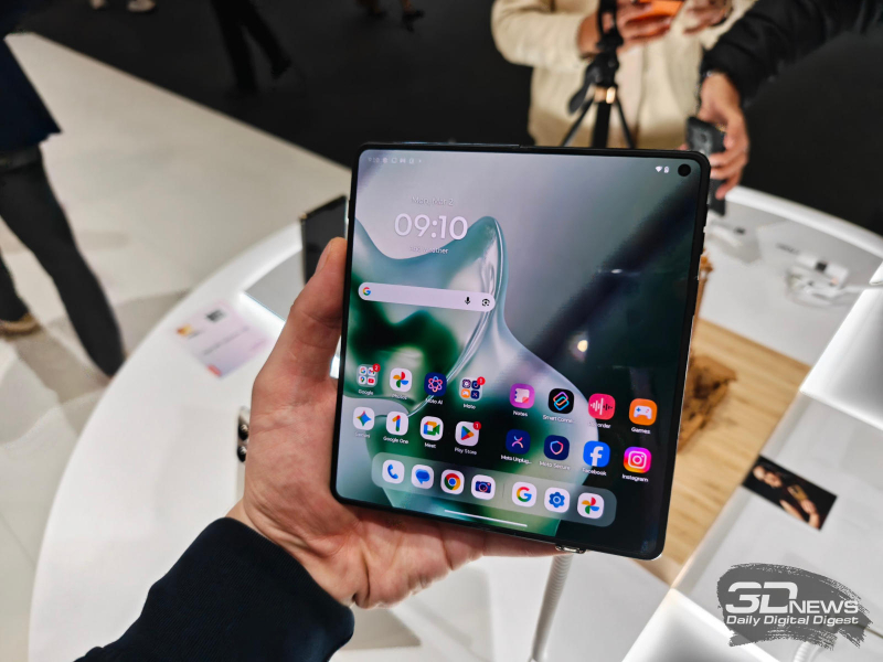 Motorola представила новый гибкий телефон Razr Fold