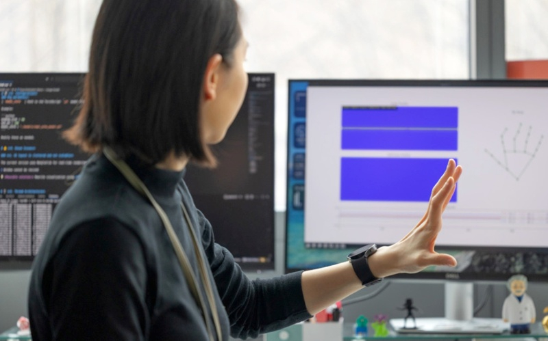 Исследователи использовали ИИ, чтобы из обычных смарт‑часов сделать прибор для точного измерения движений руки