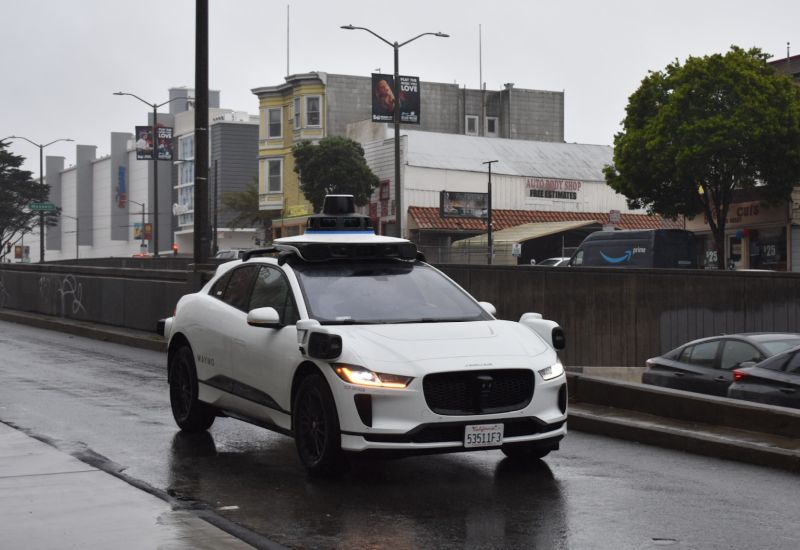 Waymo прекращает запуск роботакси на быстрых автомагистралях в США по причинам безопасности