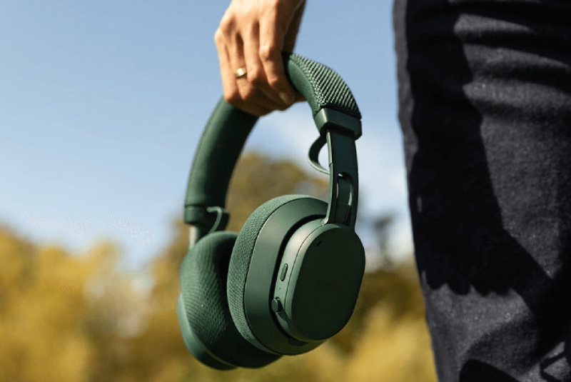 iFixit поставил AirPods Max 2 в категорию «плохая ремонтопригодность», оценив их лишь четырьмя баллами из десяти.