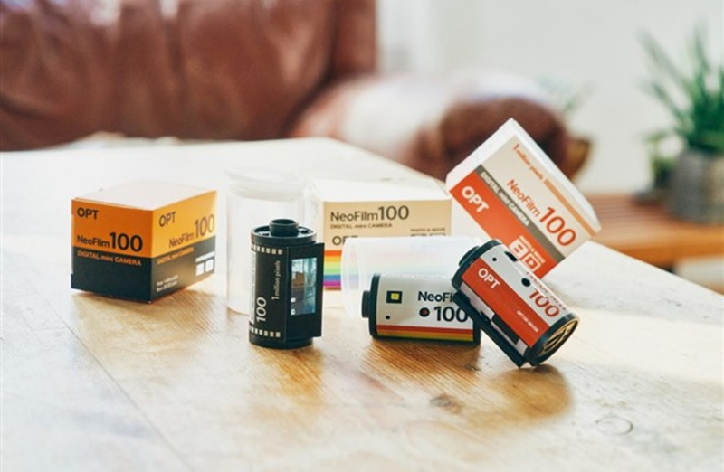 В Японии представлена цифровая камера‑брелок OPT100 Neo Film в виде катушки 35‑мм пленки
