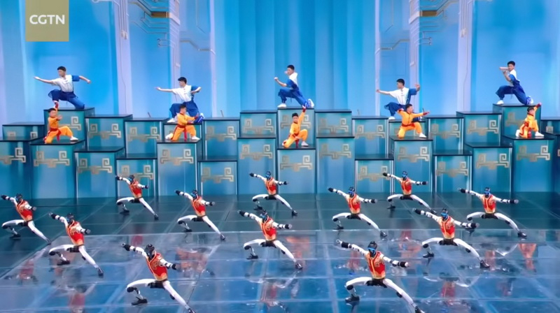 Китай продемонстрировал гуманоидные роботы в главном новогоднем шоу, показывая их кунг‑фу.