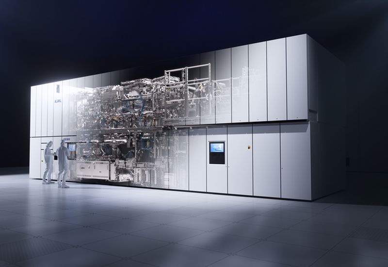 ASML планирует широкое применение технологии High‑NA EUV уже в следующем году для производства чипов с размером транзисторов 1,4 нм и менее.