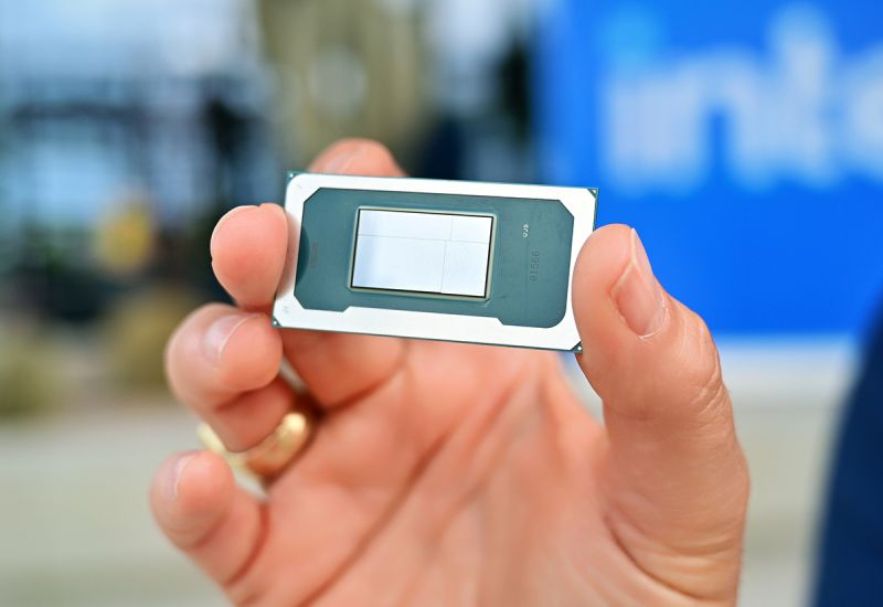 ИИ‑бум заставил спрос на процессоры Intel всплеснуть, а акции после отчёта выросли на 20 %.