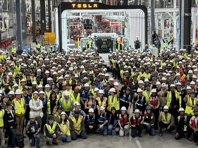 В новом заводе в Неваде появился первый серийный электрический грузовик Tesla Semi.
