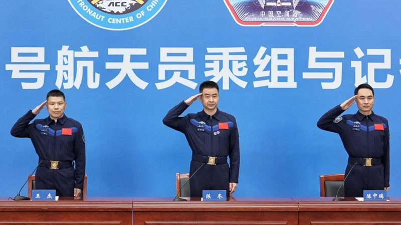 Трещина в окне космического корабля: экипаж Shenzhou‑20 описал спасательную эвакуацию с орбиты