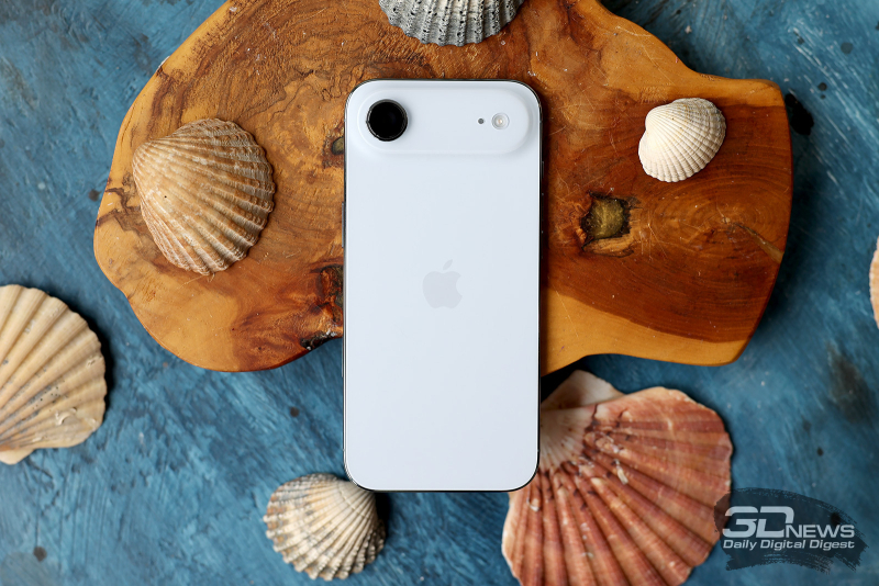 Бразильские власти вновь штрафуют Apple за то, что в наборе iPhone не поставляется адаптер питания.