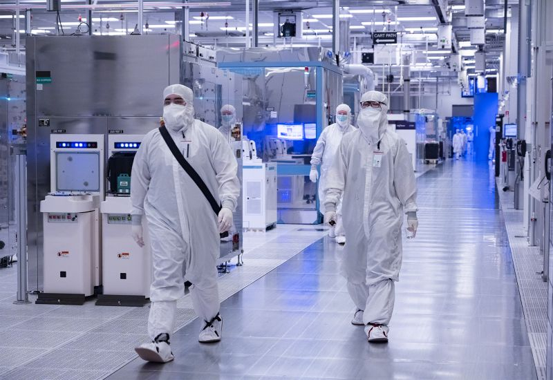 Акции Intel выросли на 14 %, когда появились сведения о сделке с Apple.