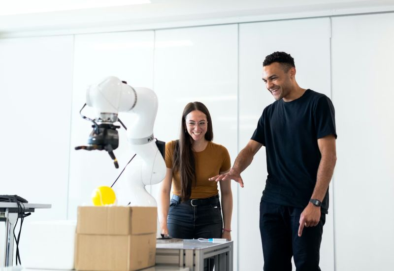 Половина фирм, которые заменили сотрудников ИИ‑ботами, планируют вернуть персонал в 2025 году