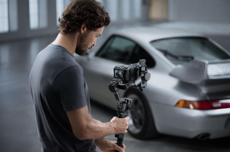 DJI выпустила легкий стабилизатор RS 5, рассчитанный на камеры до 3 кг.