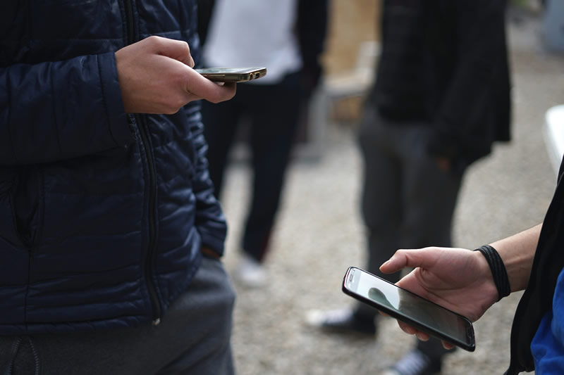 Большая часть юных австралицев продолжают пользоваться социальными сетями, вопреки ограничениям