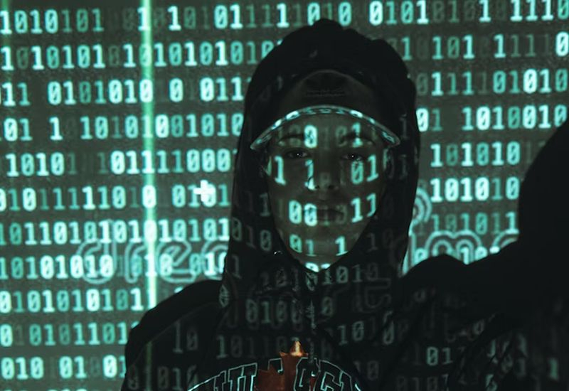 Мошенники, использующие искусственный интеллект, получают доход в 4,5‑й раз выше среднего, сообщает Интерпол.