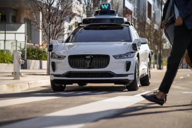 Waymo‑робот такси оказалось неожиданно удобным средством побега с места происшествия